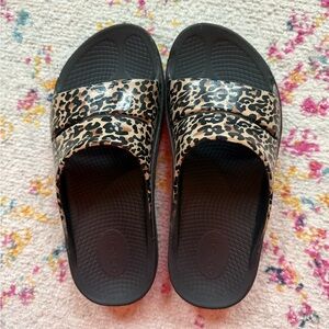 OOFOS Leopard Print Women's Slides, size 10